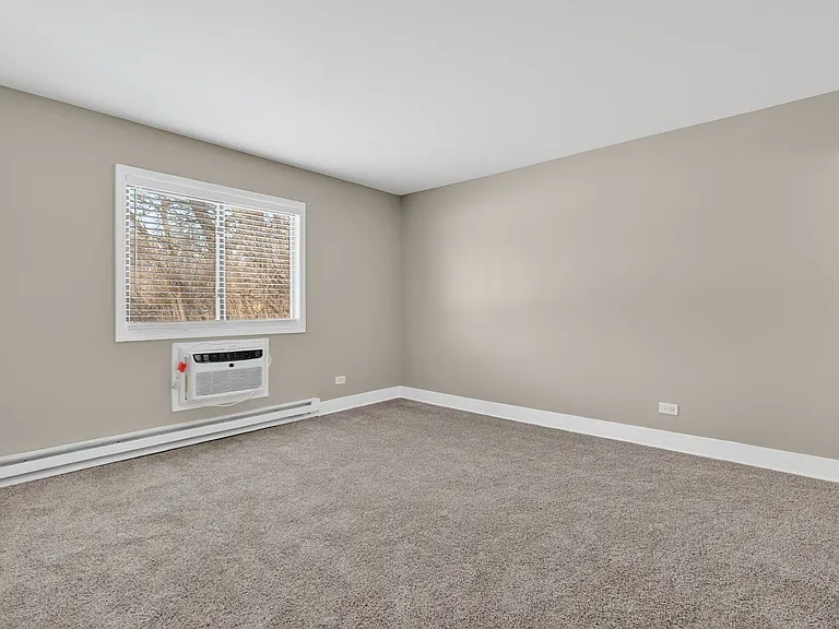 Lakeside Village Apartments — Photo 62