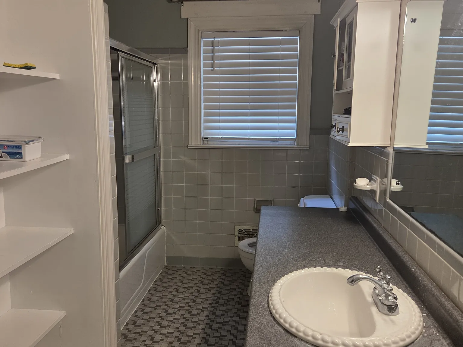 4 bed, 2.5 bath, 2308 sqft, $2,200 — Photo 2
