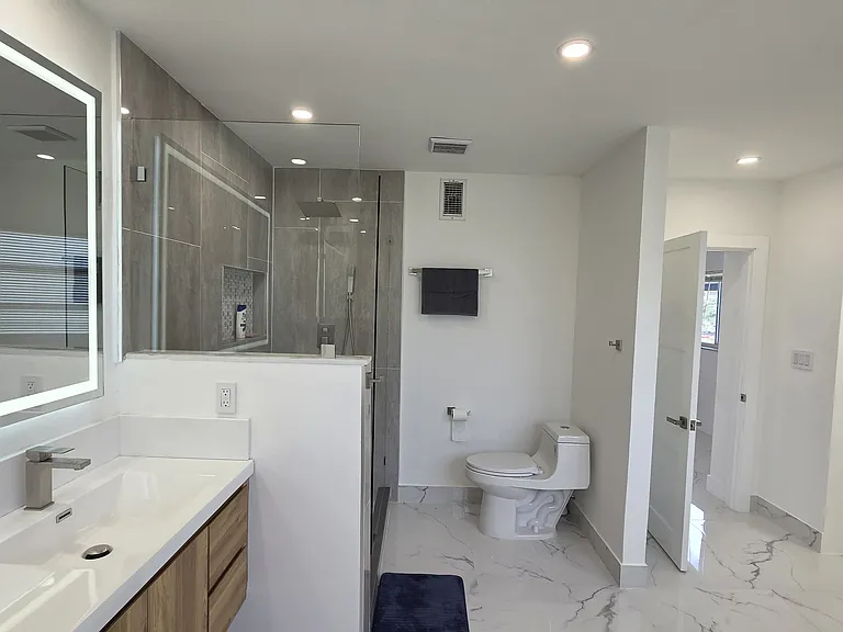 305 SE Airoso Blvd — Photo 17