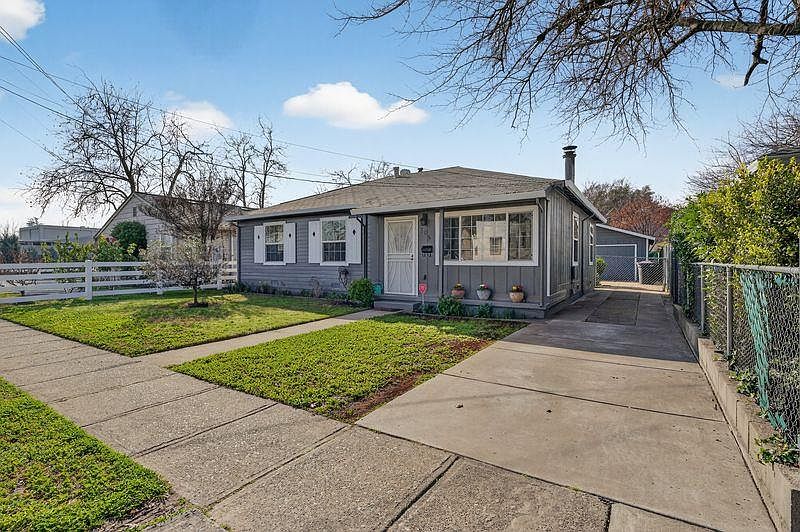 1st image of 105 Yosemite St