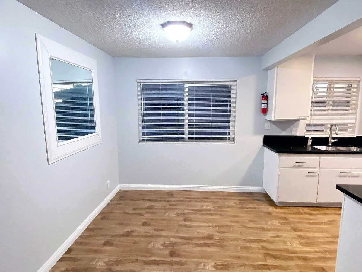 2655 E Park Ln — Photo 3