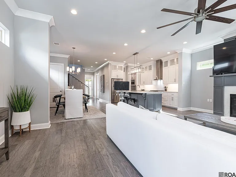 817 Saint Rose Ave — Photo 3