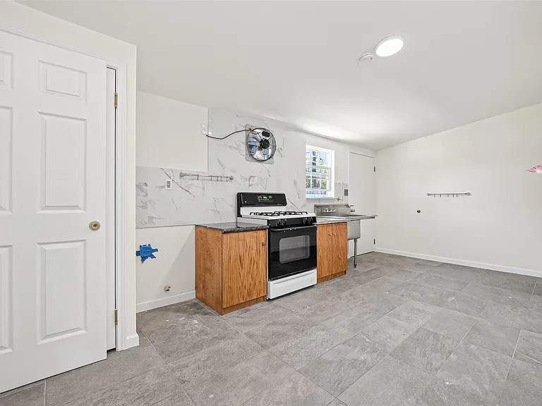 7950 Longridge Dr — Photo 12