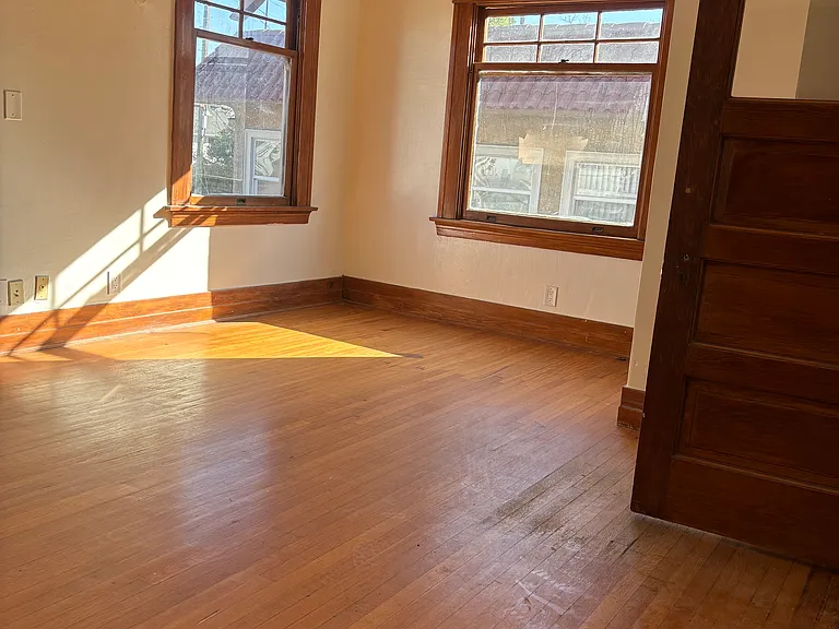 2618 Kenwood Ave — Photo 12