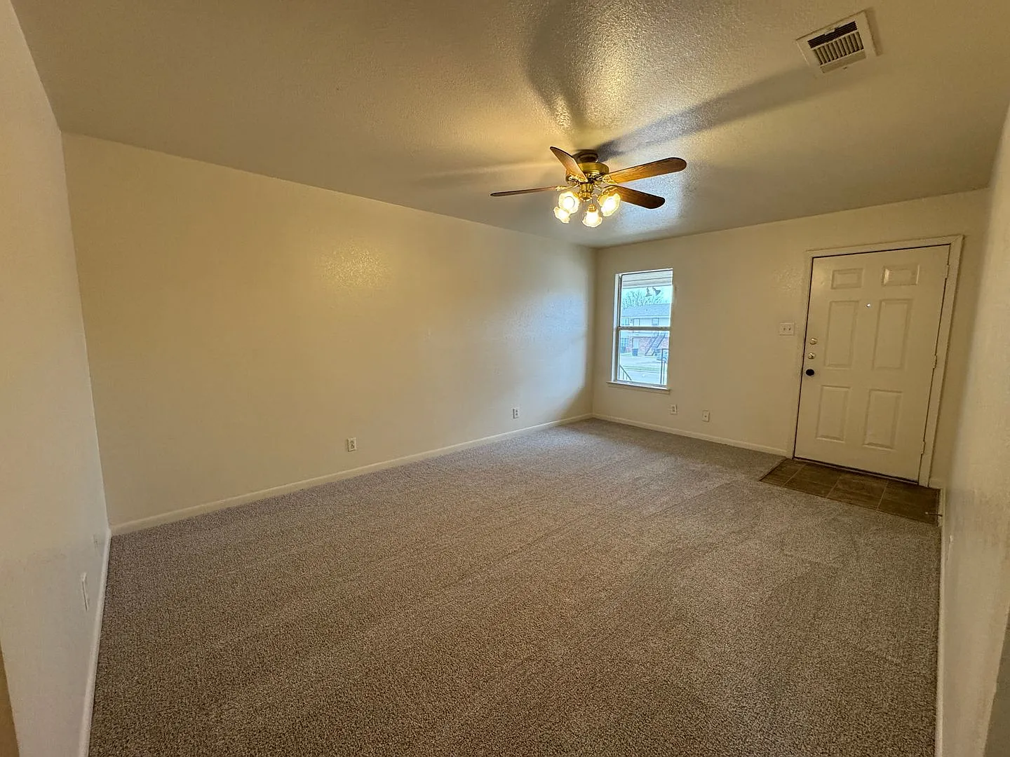 1003 Circle M Dr — Photo 3