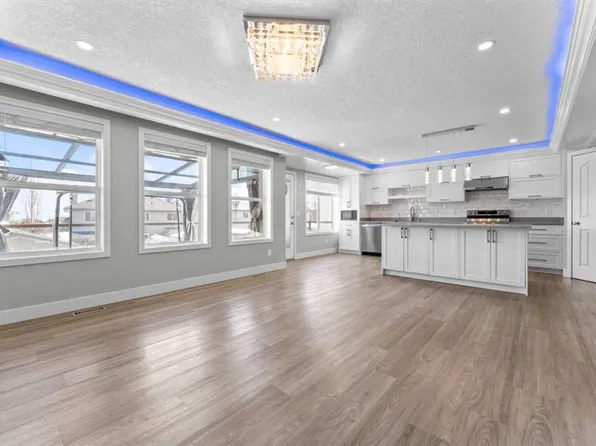 28 SW Panamount Ln NW, Calgary, AB T3K 5Y3