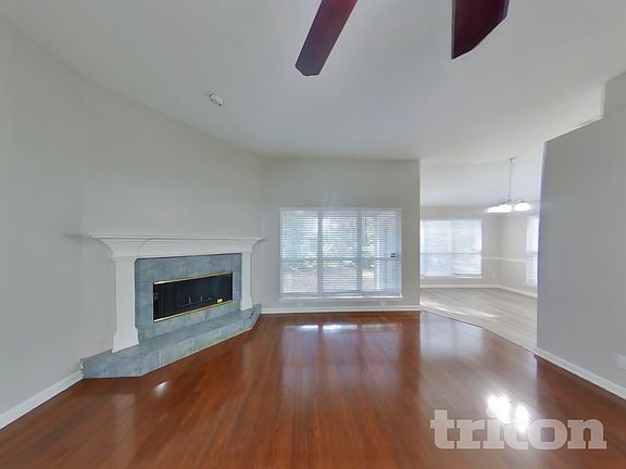 3rd image of 838 Poydras Ln W