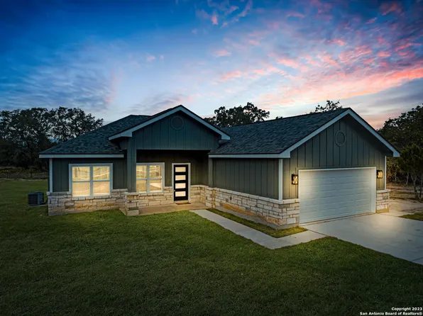 1311 RIVER OAKS DR, Poteet, TX 78065