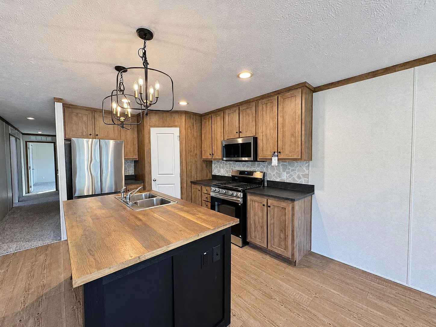 Large Kitchen Island! — Photo 1
