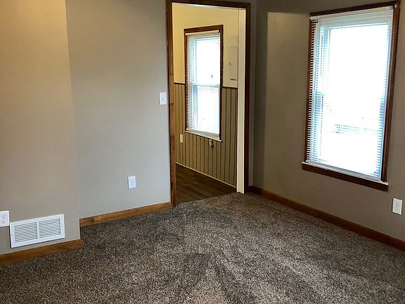 3rd image of 804 Poindexter St