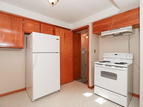 4th image of 3215 Wellington Ave