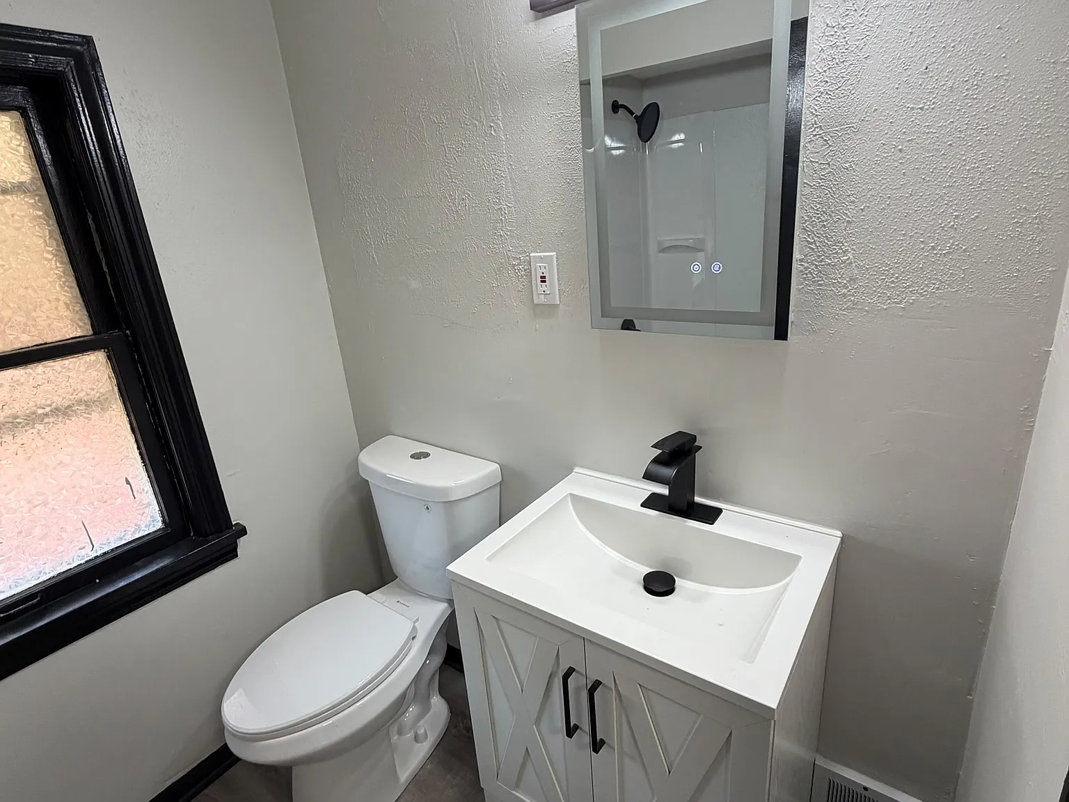 3 bed, 960 sqft, $2,400 — Photo 4