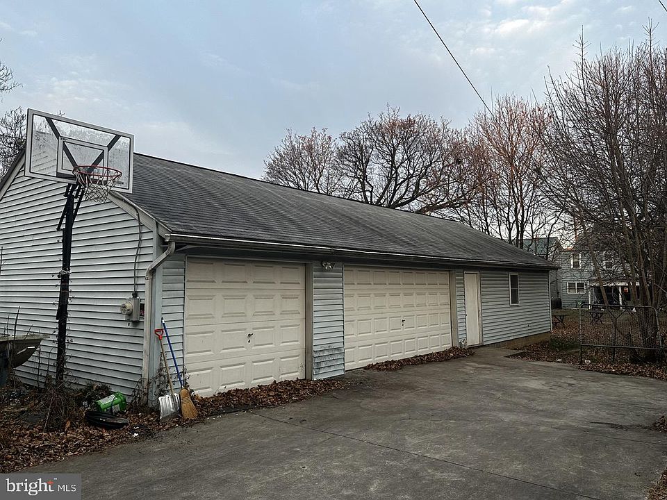 2nd image of 208-210 E Locust St
