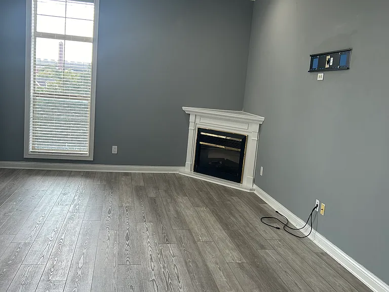 Electric corner fireplace. Quick start from switch. High ceiling!!