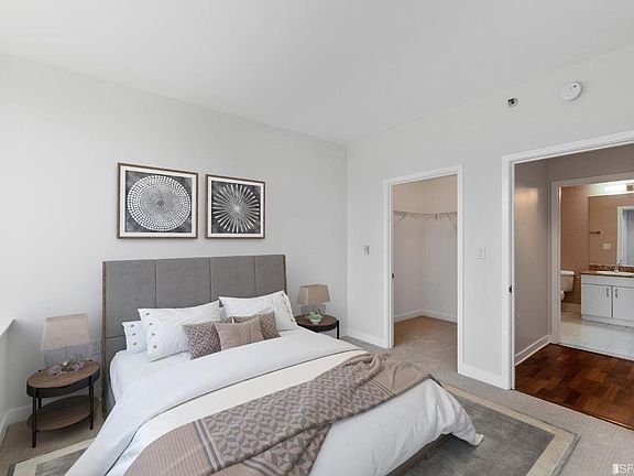 4th image of 250 King St Unit 572