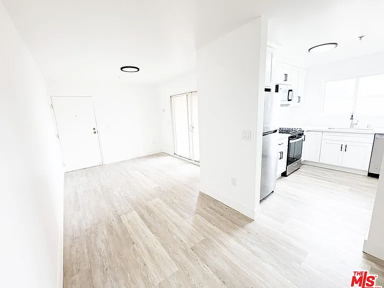 2637 S Manhattan Pl #8 — Photo 6