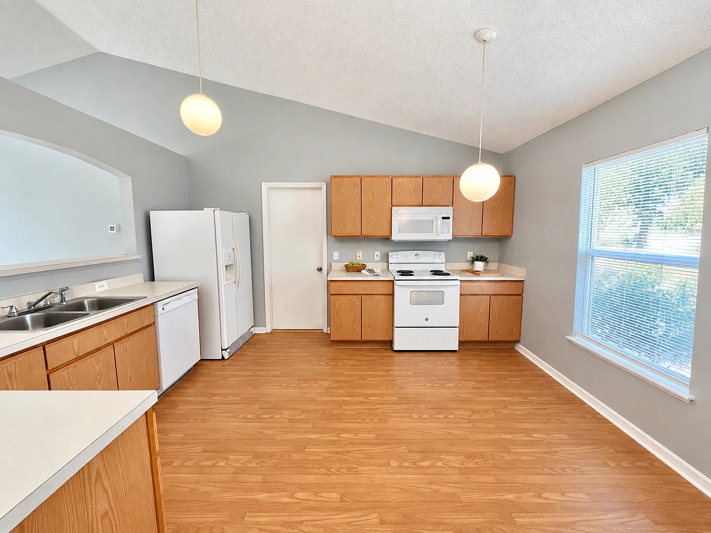 Clean 3BD/2BTH Home in Spring Hill! — Photo 3