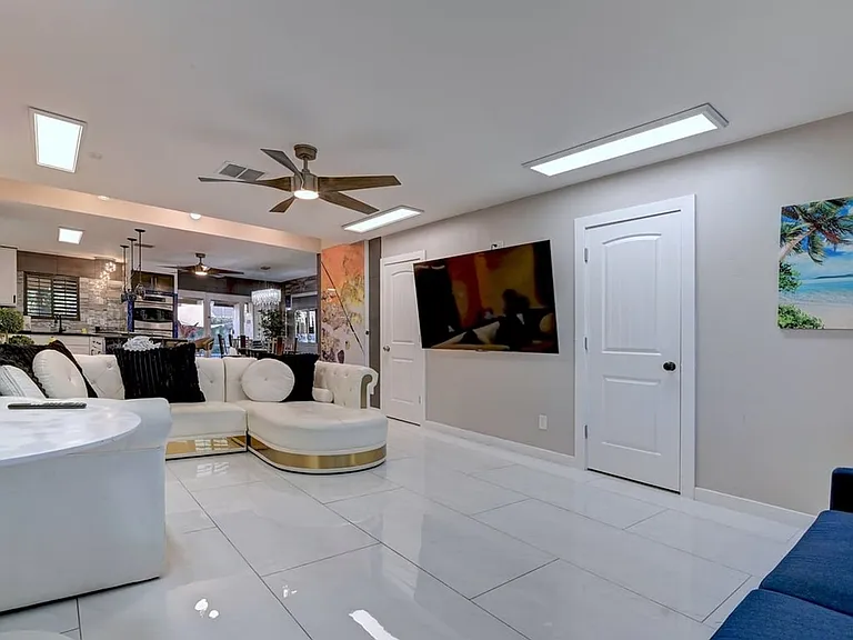 121 W Balboa Dr — Photo 35