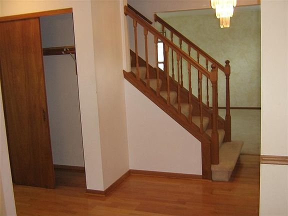 Foyer w/Newer HWF's!