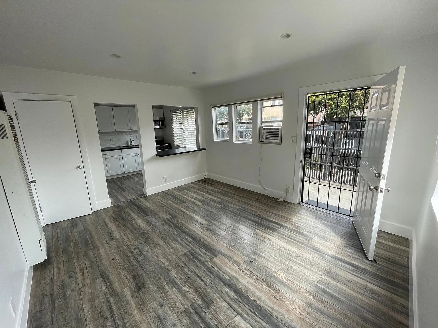 1213 Gordon St — Photo 2