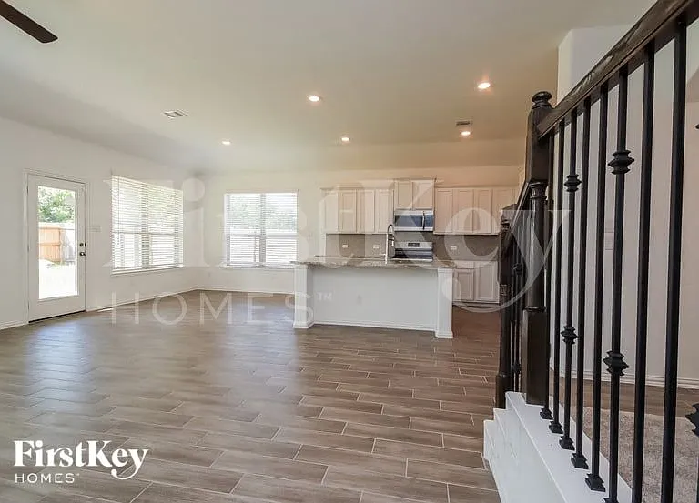 15122 Arlington Park Ave — Photo 5
