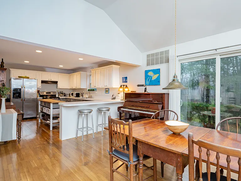 98 Thomas Ave — Photo 9