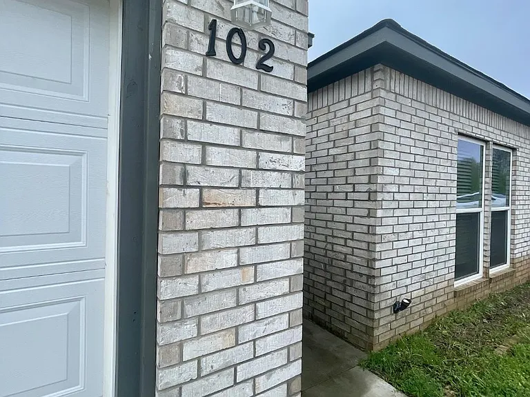 102 Hudson Ave — Photo 2
