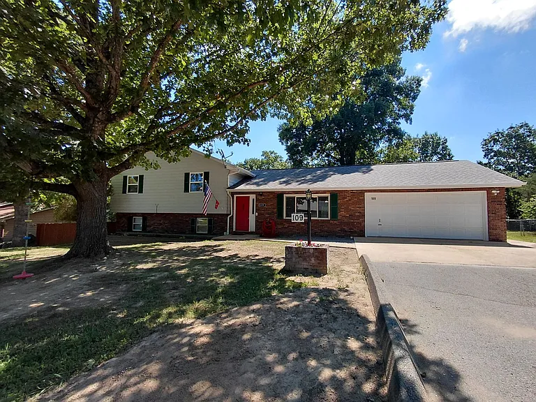 109 Vaughan Ct — Photo 1