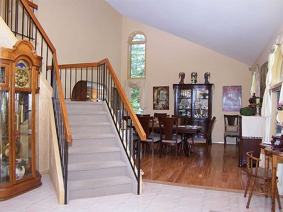 3rd image of 6 Lorraine Ct
