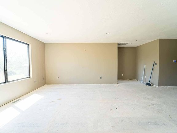 4th image of 308 Hughes Road
