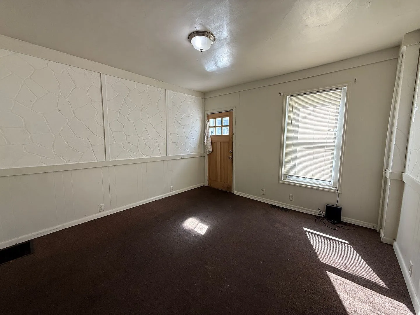 Spacious 4-bedroom, 1-bath brick home conveniently located in Allentown. — Photo 3