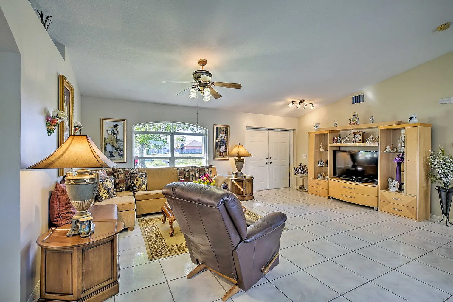 3 bed, 2.0 bath, 1991 sqft, $5,225 — Photo 3