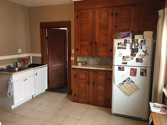 1 year old big refrigerator and plenty of pantry space.