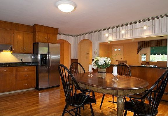 super 16x18 kitchen w/eating area, + stainless appl, granite counters