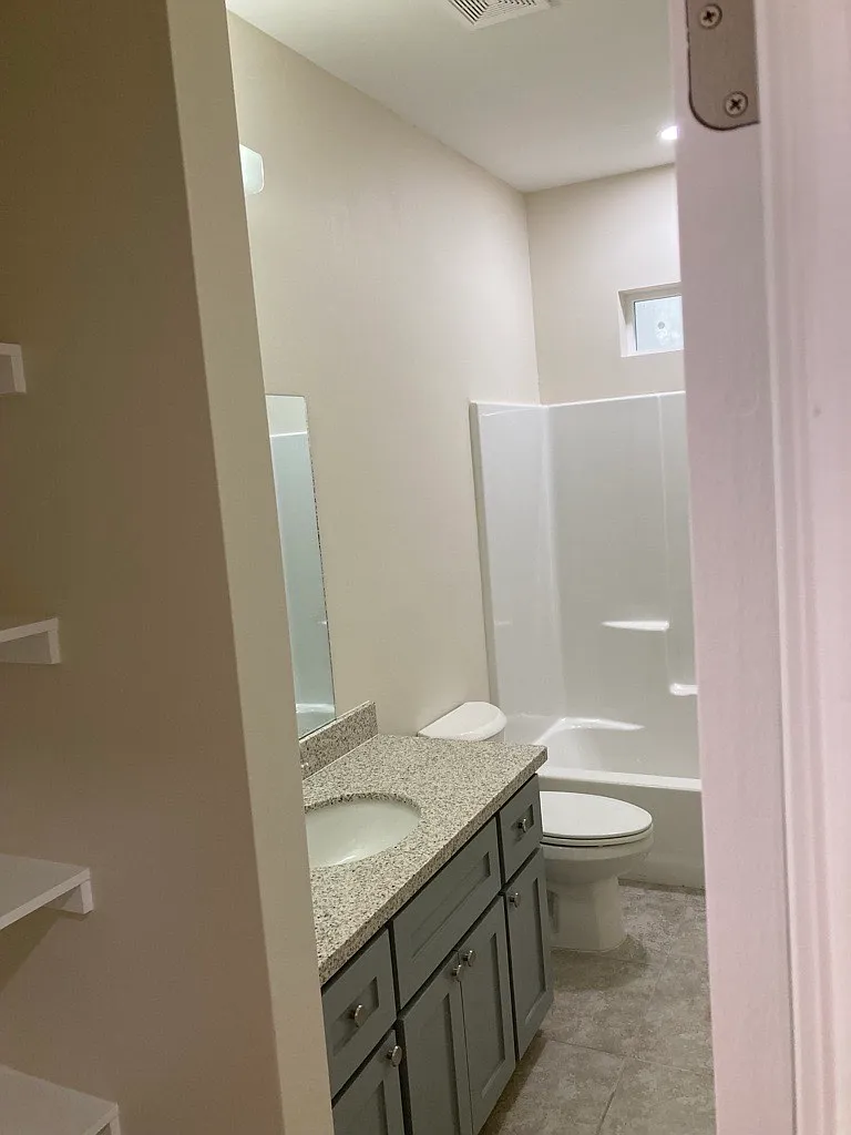 2816 Brown St - C — Photo 1
