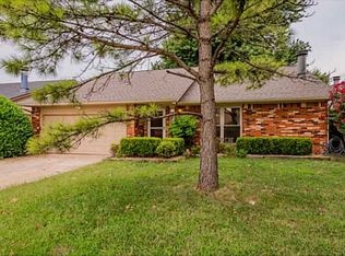 633 S Willowood Dr, Yukon, OK 73099