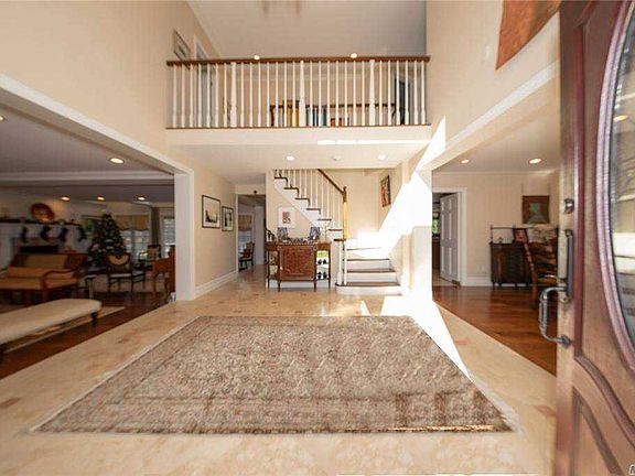 3rd image of 16 Hemingway Dr