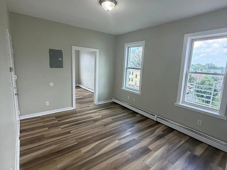 470 21st St #3L — Photo 2