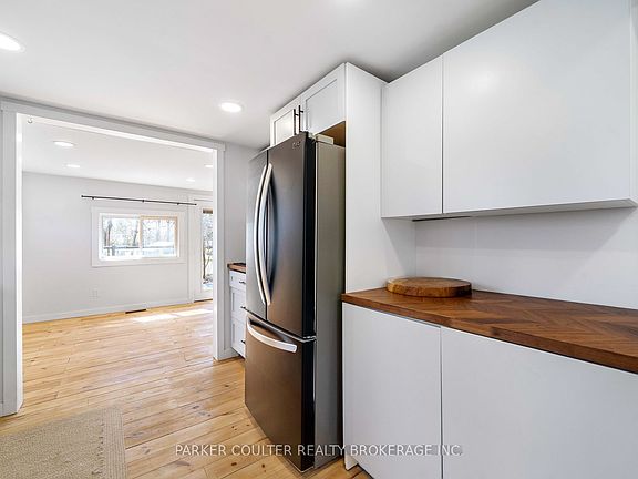4th image of 160 Duckworth St