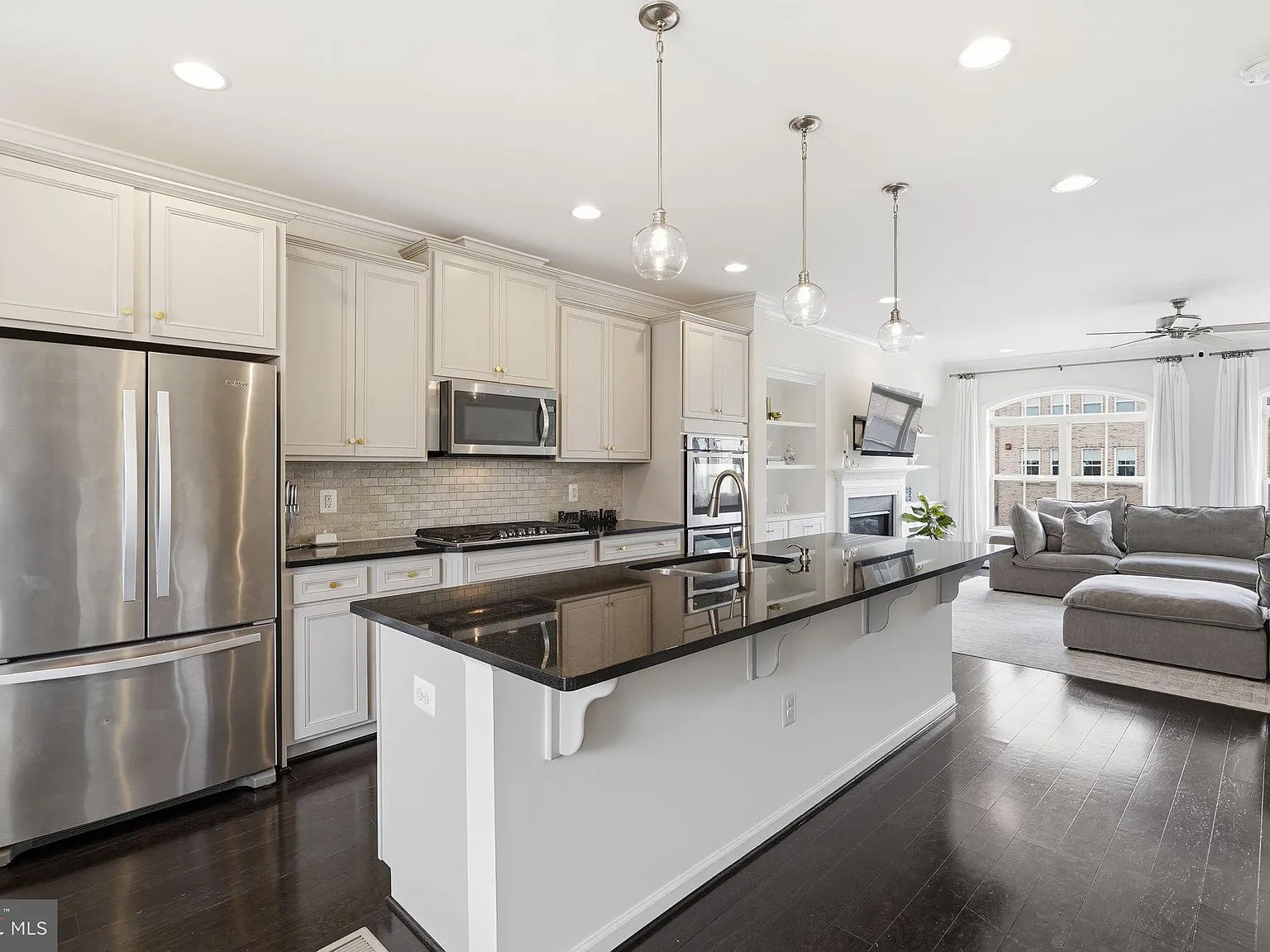 3 bed, 4.0 bath, 2218 sqft, $3,495 — Photo 4