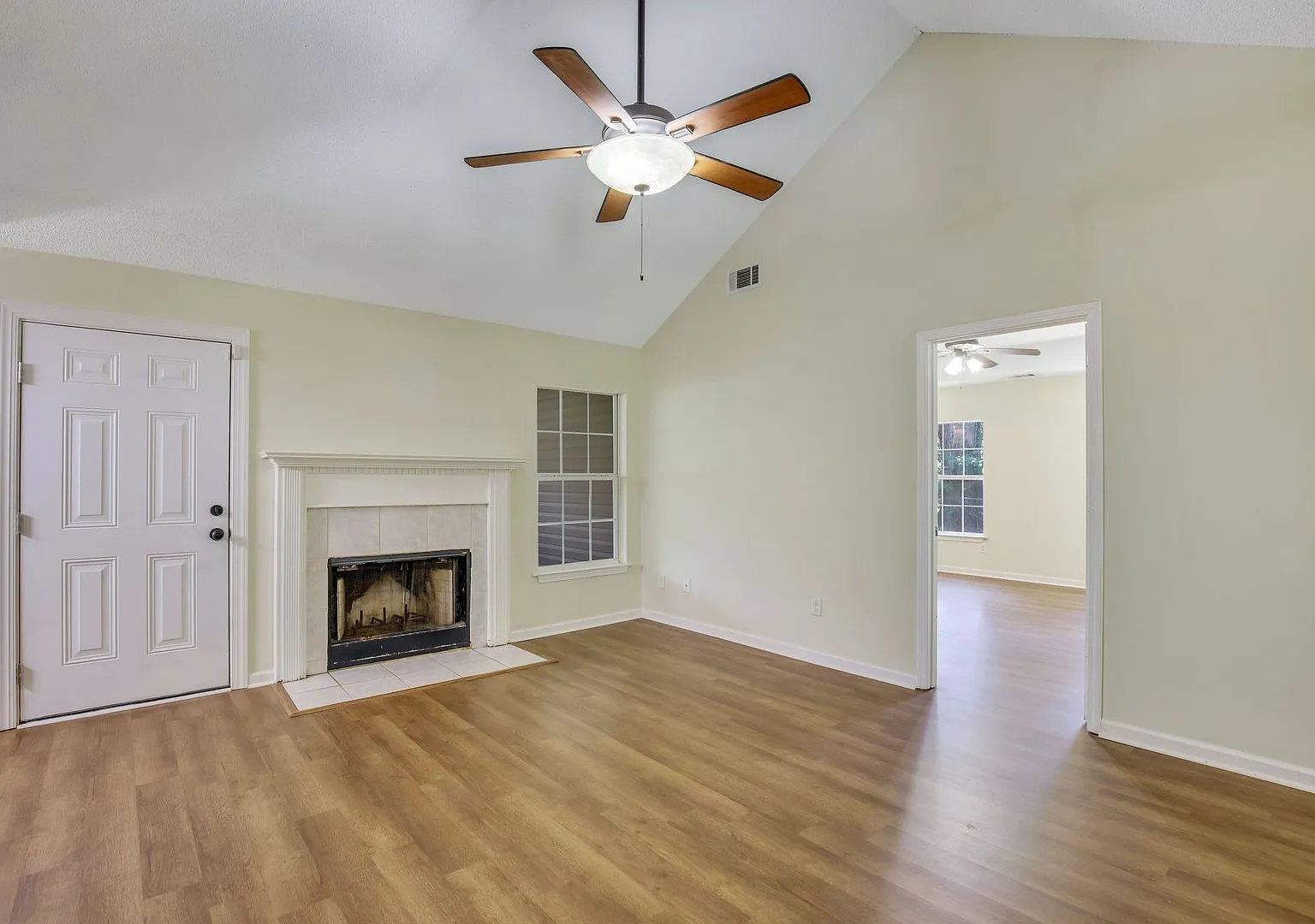 Spacious 3 Bedroom home — Photo 3