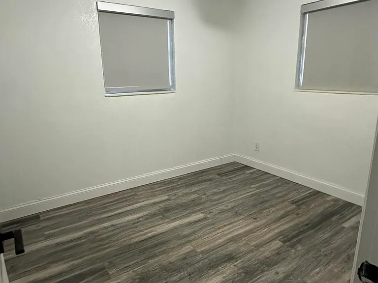 4628 SW 32nd Dr — Photo 5