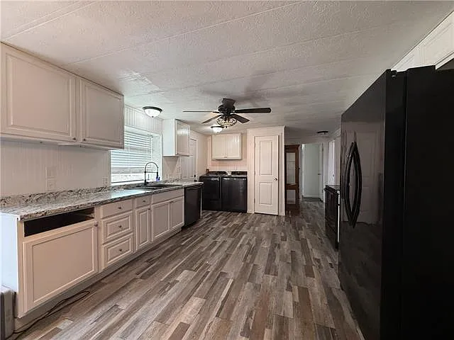 130 Lynn Dr — Photo 3