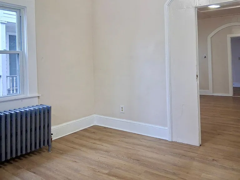 325 N laurel St — Photo 16