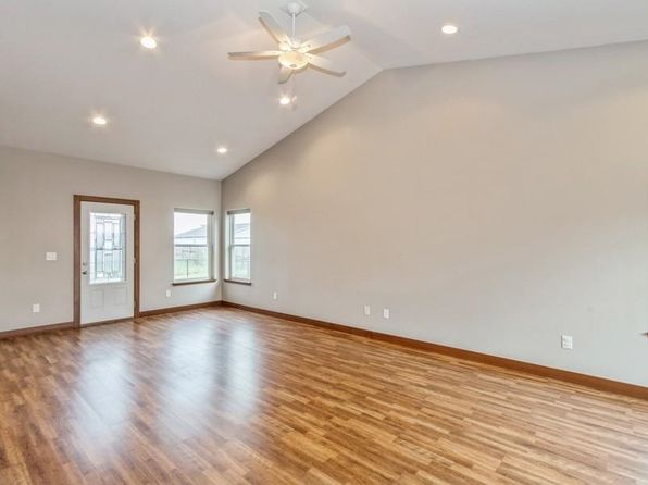 230 Sierra Park Dr, Hills, IA 52235