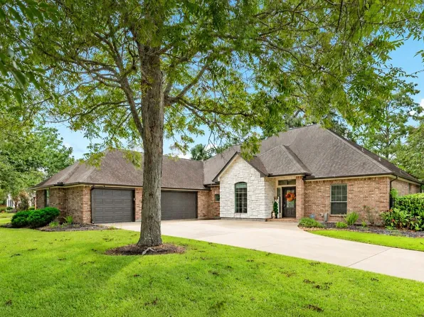 52 English Oak Ct, Lake Jackson, TX 77566