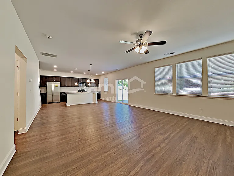 124 Lindridge Dr — Photo 5