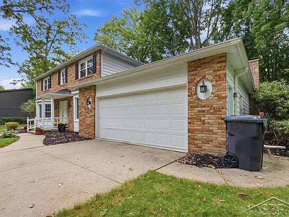 3rd image of 605 Harper Ln