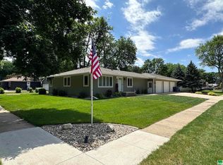 6 11th St SW, Orange City, IA 51031