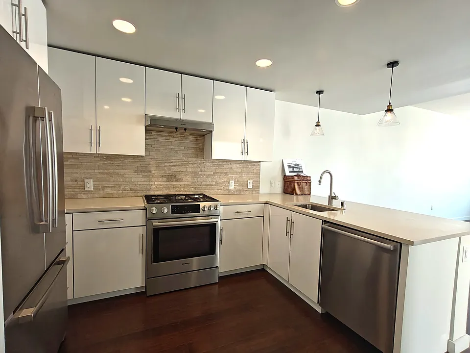 501 Hudson Ave #304